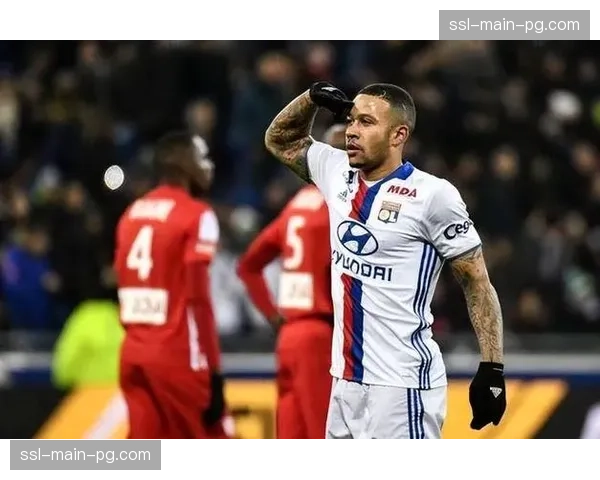 蒙彼利埃对阵布雷斯特，比赛因场地照明系统故障一度暂停