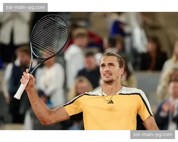 看台现名人，德国网球名将兹维列夫现身安联球场观战